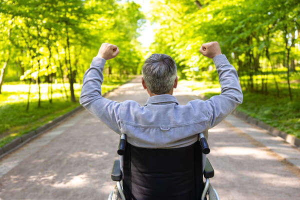 POLITIQUE DU HANDICAP : QUAND LES DROITS NE FRANCHISSENT PAS LA PORTE DE LA RÉALITÉ
