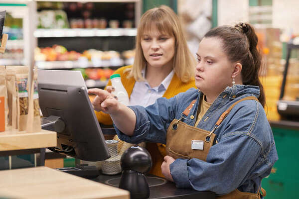 Comment accompagner une personne en situation de handicap vers l’autonomie au quotidien ?