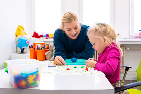 Maria Montessori : une vision qui inspire encore les professionnels du sanitaire, du médico-social et du social