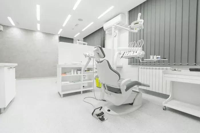 Salle de soins avec fauteuil dentaire, cabinet d'orthodontie à Taverny