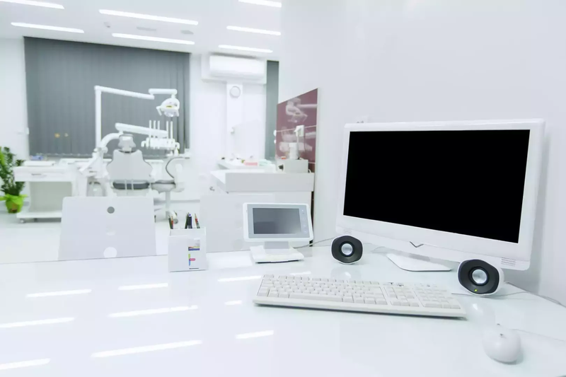 Poste informatique dans un espace de soins dentaires