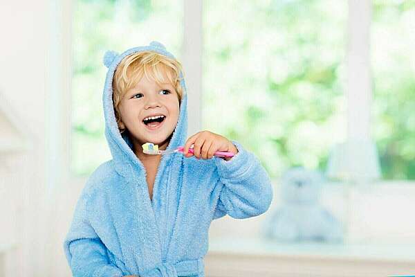 À quel âge et comment les enfants doivent-ils se brosser les dents ?