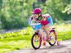 Enfant sportif avec vélo