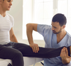 Thérapeute aide patient exercice prévention posture et santé