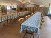 Salle orangerie avec grandes tables nappées motifs floraux bleus