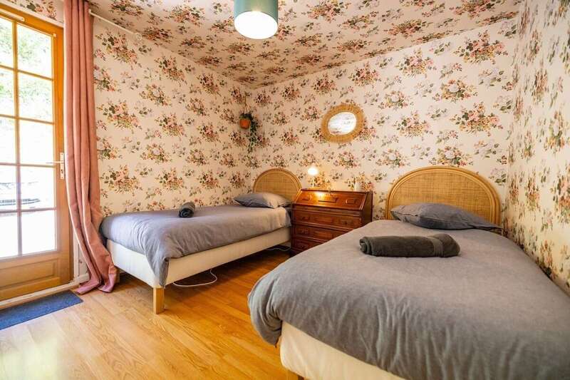 chambre-cosy-papier-peint-manoir-seminaire-1200x800-1__3_