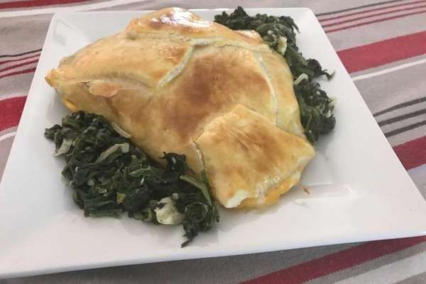 Chausson à la truite sur un lit d’épinards