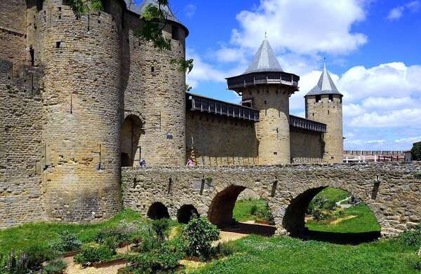 Conciergerie à Carcassonne : guide complet pour réussir votre location saisonnière dans une destination touristique majeure