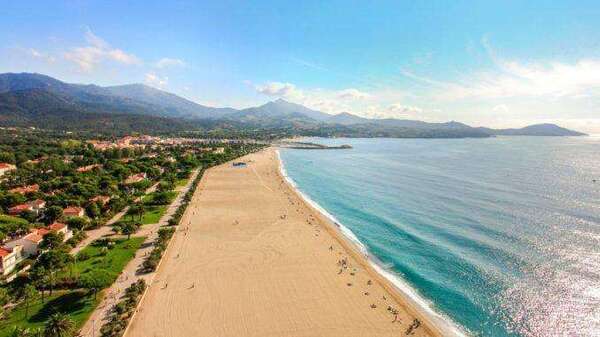 Location saisonnière à Argelès-Plage : 12 leviers pour démarquer votre appartement de vacances