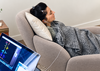 Femme relaxée avec électrodes séance de suivi fréquence