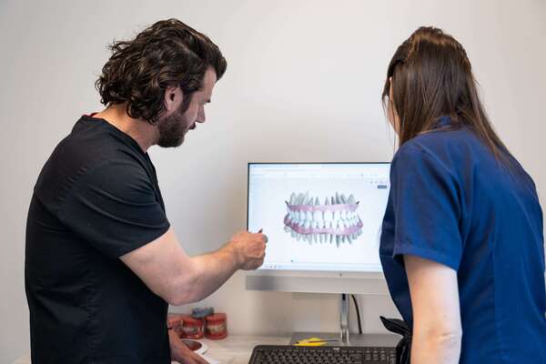 LES TRAITEMENTS ORTHODONTIQUES POUR ADULTES