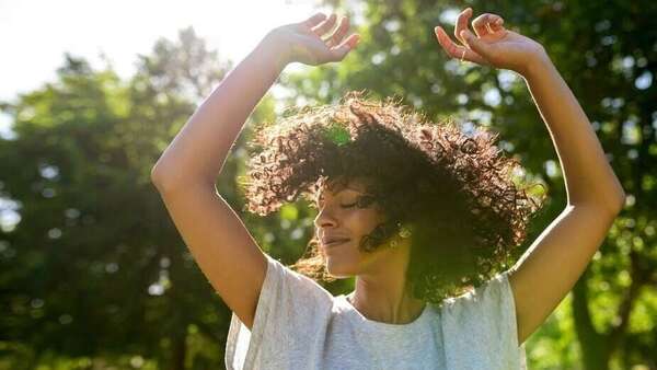 femme énergie printemps équilibre émotionnel nature
