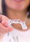 présentation d'un aligneur dentaire fabriqué au cabinet d'orthodontie à chalon sur saone