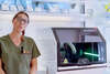 orthésiste du cabinet d'orthodontie parlant de la découpeuse laser d'aligneurs transparents de la marque DMU