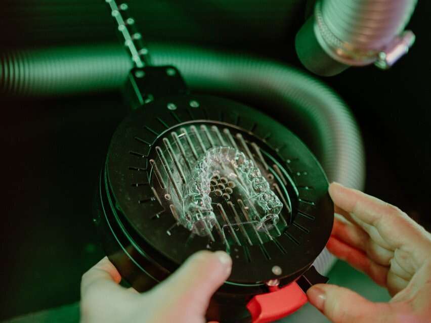 Réalisation de gouttière invisible dans notre laboratoire de prothèse - orthèse. ici, découpe laser d'un aligneur.