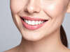 sourire aligné d'une femme adulte 