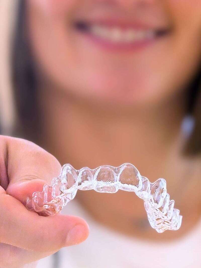 présentation d'une gouttière dentaire pour un traitement d'orthodontie adulte
