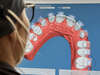orthésiste du cabinet d'orthodontie travaillant sur une arcade dentaire après empreintes numériques 