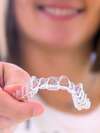aligneur dentaire présenté par une assistante du cabinet d'orthodontie à chalon sur saone, la maison de l'orthodontie