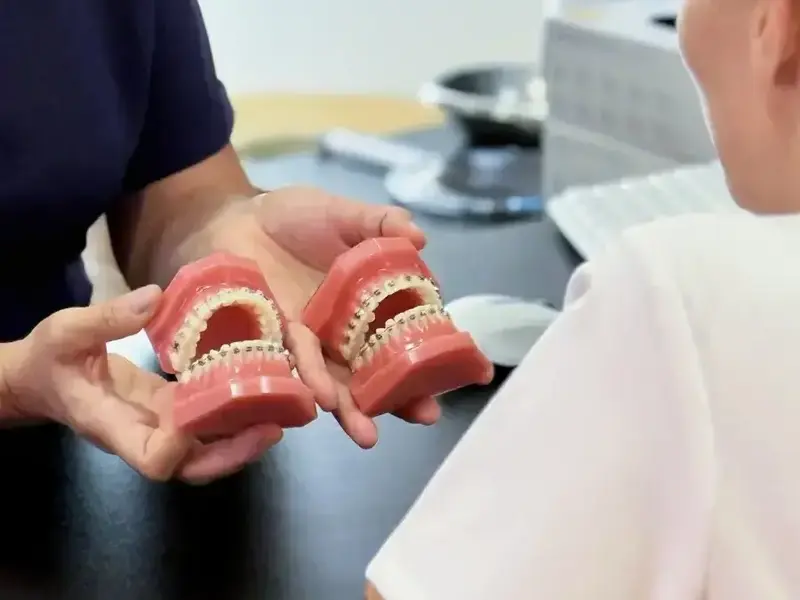 La première consultation permet de comprendre votre besoin et de déterminer si un bilan orthodontique est nécessaire.