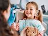 première consultation chez l'orthodontiste pour évaluer si l'enfant à besoin d'un traitement pour accompagner la croissance de sa dentition.