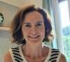 Femme souriante évoquant parcours naturopathie troubles digestifs fertilité