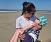maman souriant en laissant son enfant à une relayeuse