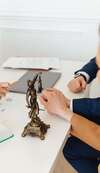 Balance de justice symbolisant droit familial et successions