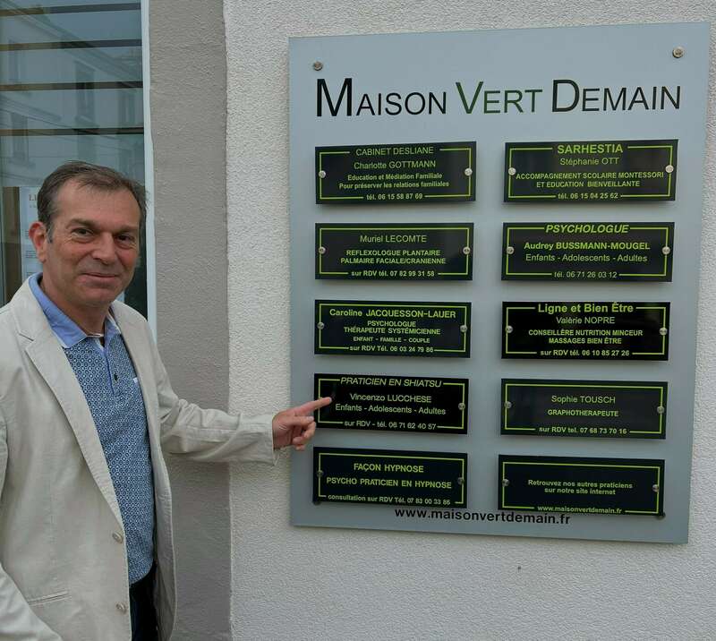 vincenzo_et_plaque_maison_vert_demain