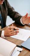 Avocat expliquant défense en suspension de permis
