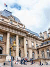 Façade du Palais de Justice de Paris symbolisant expérience juridique