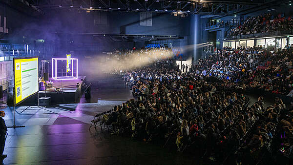 Qui a l'audace de réunir 1500 jeunes ?