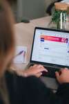 photo ordinateur page linkedin professionnelle