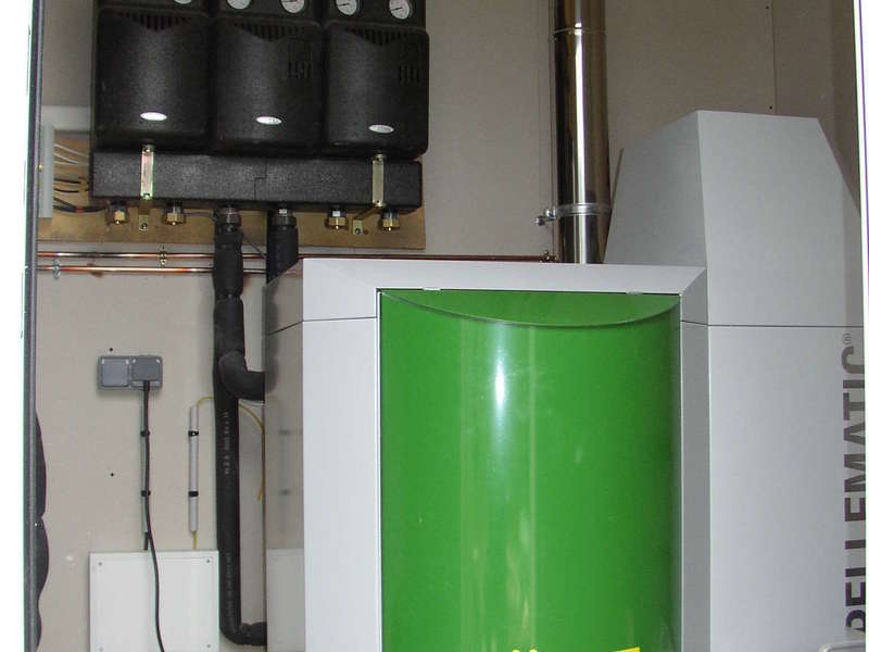 ARBONNE, février 2011.
Dans cette rénovation, nous avons installés une chaudière OKOFEN de 15 KW avec un silo enterré et un chauffe-eau solaire.