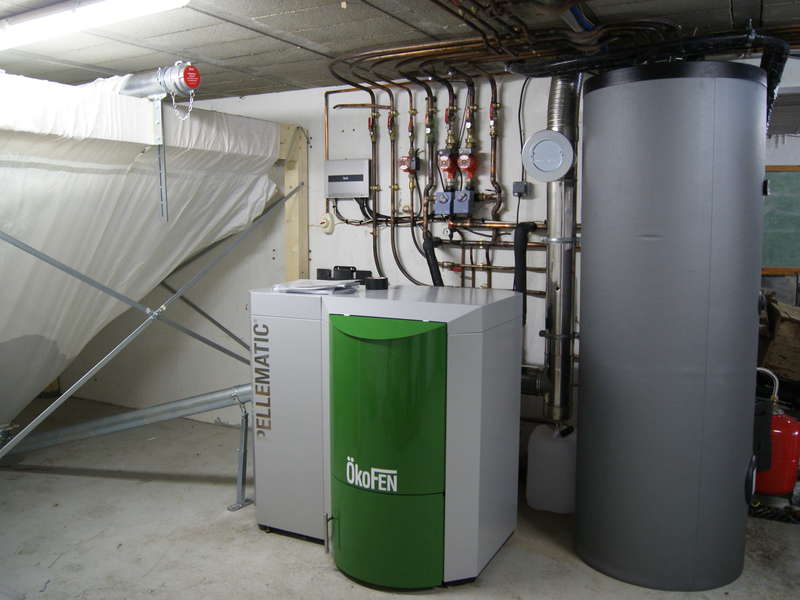VILLEFRANQUE, juin 2014.
Remplacement de la chaudière propane par une chaudière OKOFEN de 15 KW et un chauffe-eau solaire.