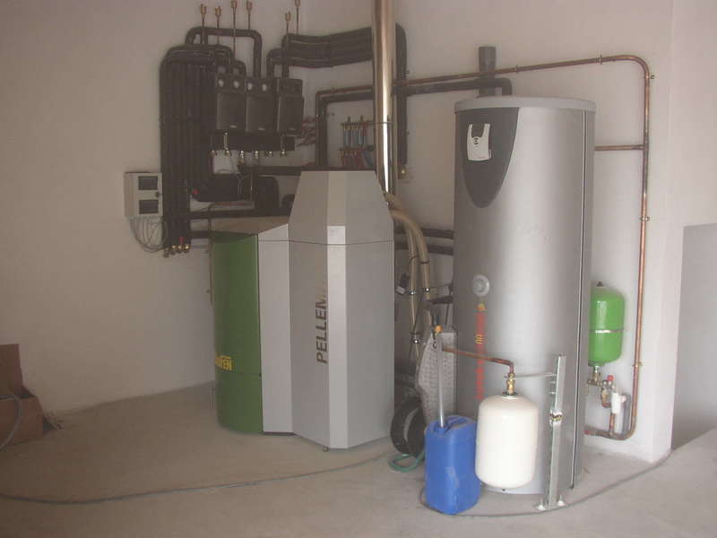 SAINT JEAN DE LUZ, février 2008.
Dans cette maison neuve, nous avons installés une chaudière OKOFEN de 25 KW à aspiration qui alimente 3 circuits de plancher chauffant et un chauffe-eau solaire