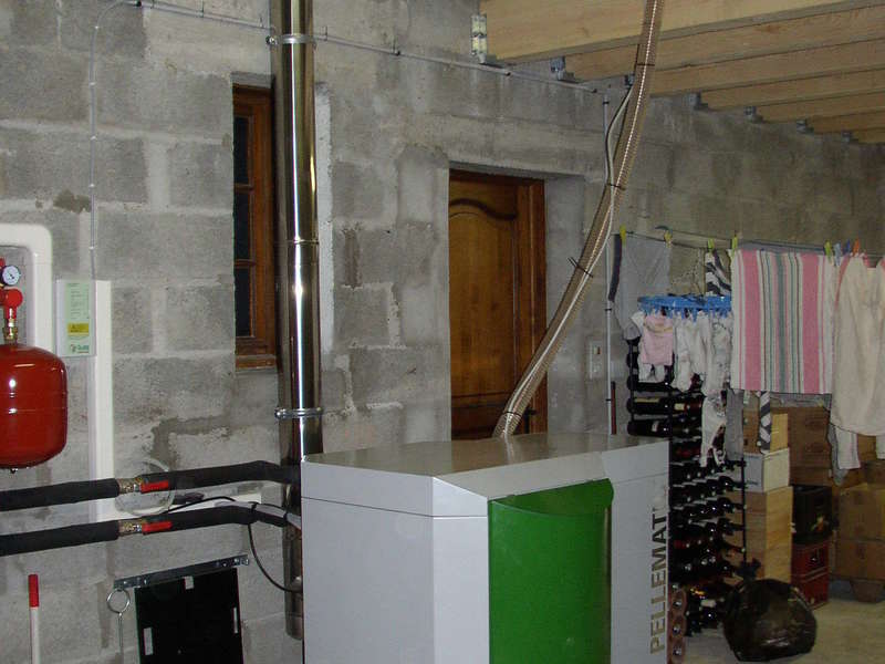 SAINT MARTIN D'ARROSSA.
Décembre 2010, installation de chauffage central avec une chaudière OKOFEN  de 15 KW. Le silo se situ en partie haute.