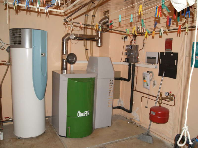 URRUGNE bourg, mars 2014.
Remplacement de la chaudière fioul par une chaudière OKOFEN à aspiration de 12 KW.