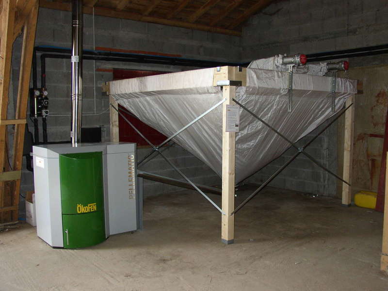 HELETTE,  septembre 2009.
Installation de chauffage centrale dans cette ancienne ferme avec une chaudière OKOFEN de 15 KW.