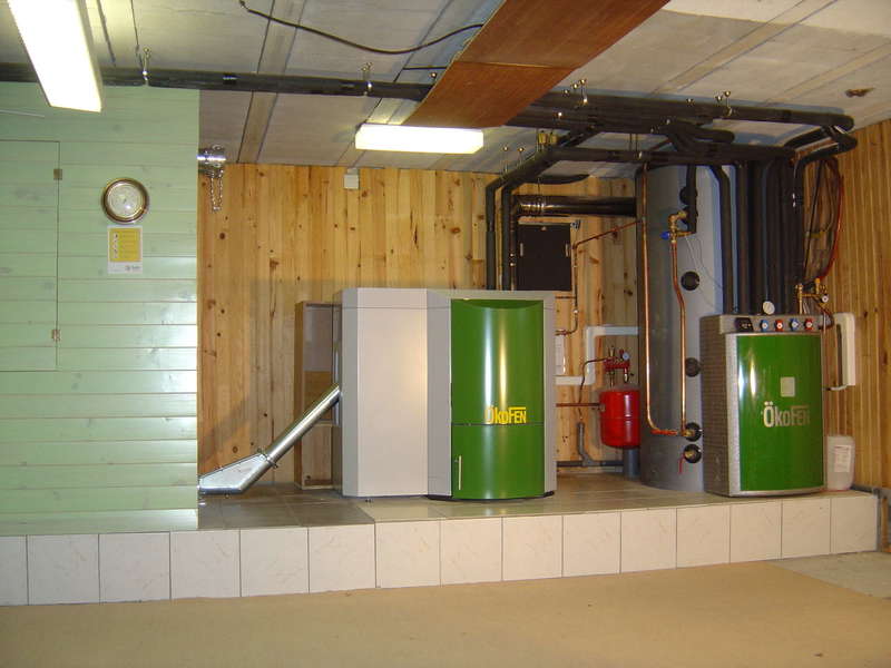 ANGLET, février 2009.
Installation de chauffage centrale avec une chaudière OKOFEN de 15 KW  à condensation et un combi solaire OKOFEN