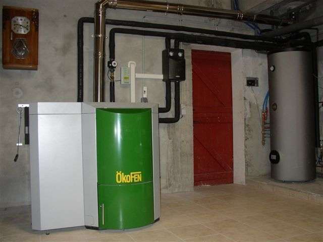 URRUGNE décembre 2009.
A mon domicile, remplacement de la chaudière gaz par une chaudière OKOFEN DE 12 kw et un chauffe-eau solaire.