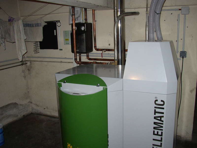 BOUCAU, novembre 2010.
Dans cette grande maison ancienne, remplacement de la chaudière fioul par la chaudière OKOFEN à aspiration de 15 KW.