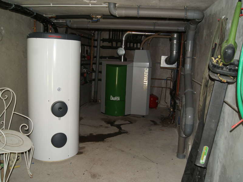 ANGLET,  décembre 2013.
Remplacement de la chaudière gaz par une chaudière OKOFEN de 32 KW et un chauffe-eau solaire OKOFEN.