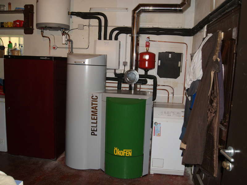 SAINT PEE/NIVELLE, juin 2013.
Remplacement de la chaudière fioul par une chaudière OKOFEN  de 08 KW.