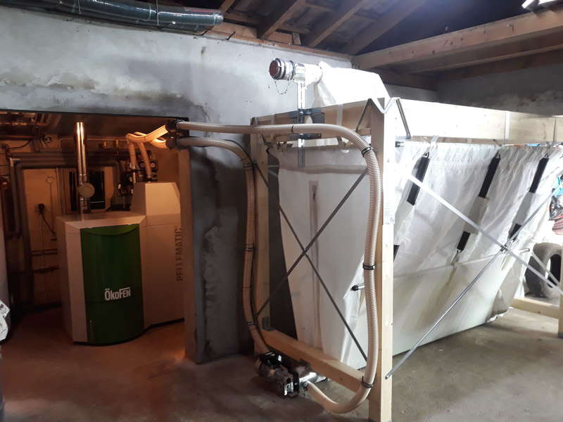 Juin 2019. Benesse Maremne 40230

Dépose de la vieille chaudière fioul et installation d'une chaudière OKOFEN de 20 KW avec un silo Flexilo Compact de 4,7 tonnes maxi.