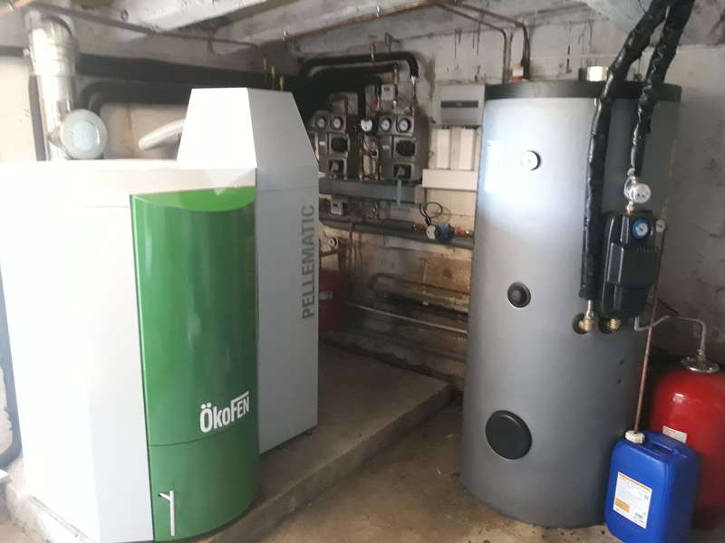 Saint PEE sur NIVELLE Aout 2019.
Dans cette grande ferme rénovée avec 2 appartements de famille, nous avons remplacés les 2 chaudières fioul existantes par une chaudière OkoFen de 32 KW avec des compteurs d'énergie et un chauffe eau solaire.
