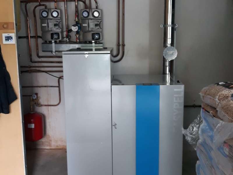 SARE, Aout 2019.
Dans cette maison récente de 160m², nous avons remplacés la chaudière murale propane par une chaudière EASYPELL de 12 KW qui alimente un plancher chauffant au RCH , des radiateurs à l'étage et assure l'eau chaude avec un préparateur ECS.