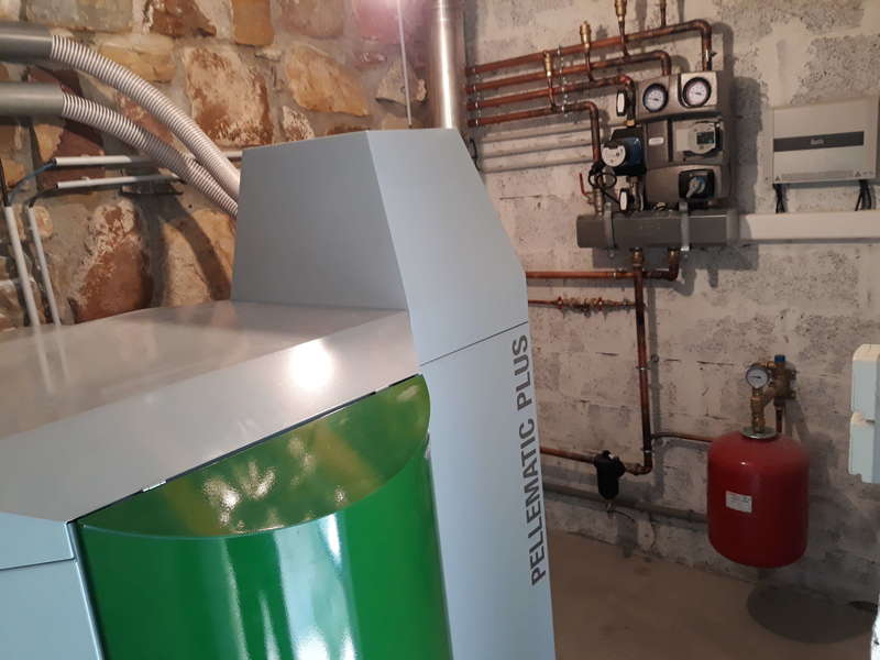 Ascain, septembre 2019.
Dans cette grande maison, nous avons remplacés la chaudière fioul par cette chaudière OkoFen à condensation de 25KW.