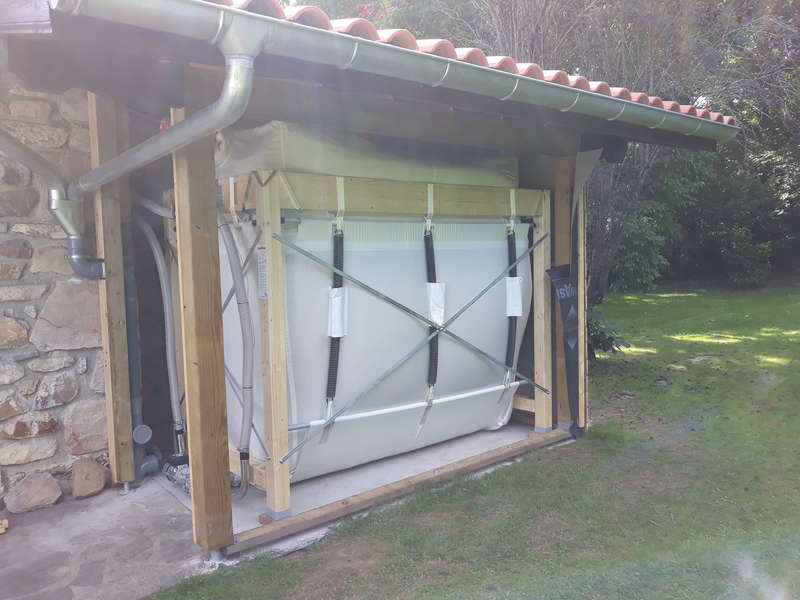 Ascain, septembre 2019.
Dans cette grande maison, le silo à granulés de bois a été logé sous un avant toit qui sera fermé par le menuisier.