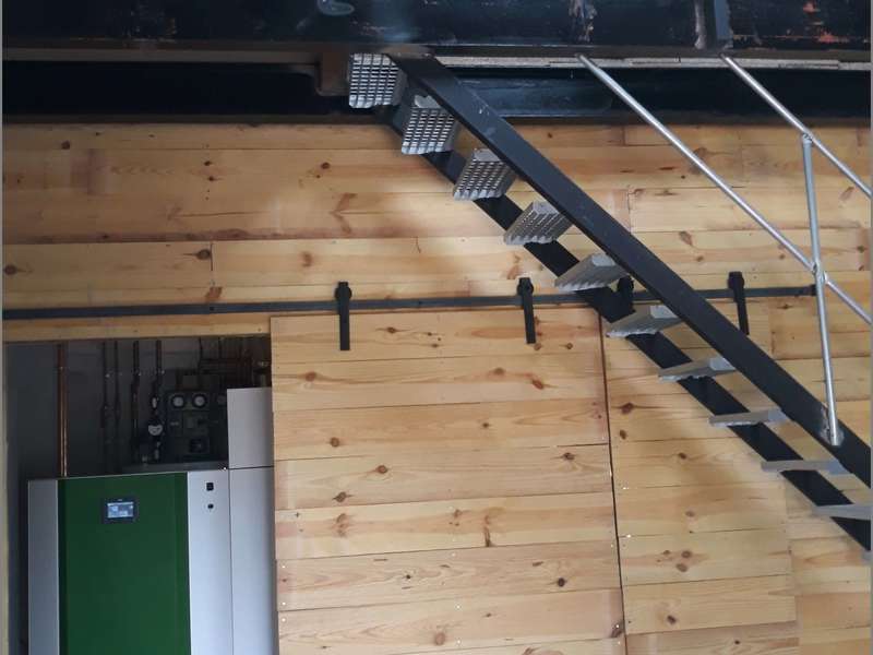 URRUGNE, Octobre 2019.
Vue d'ensemble de la chaudière de 56 KW avec le silo textile à l'étage.